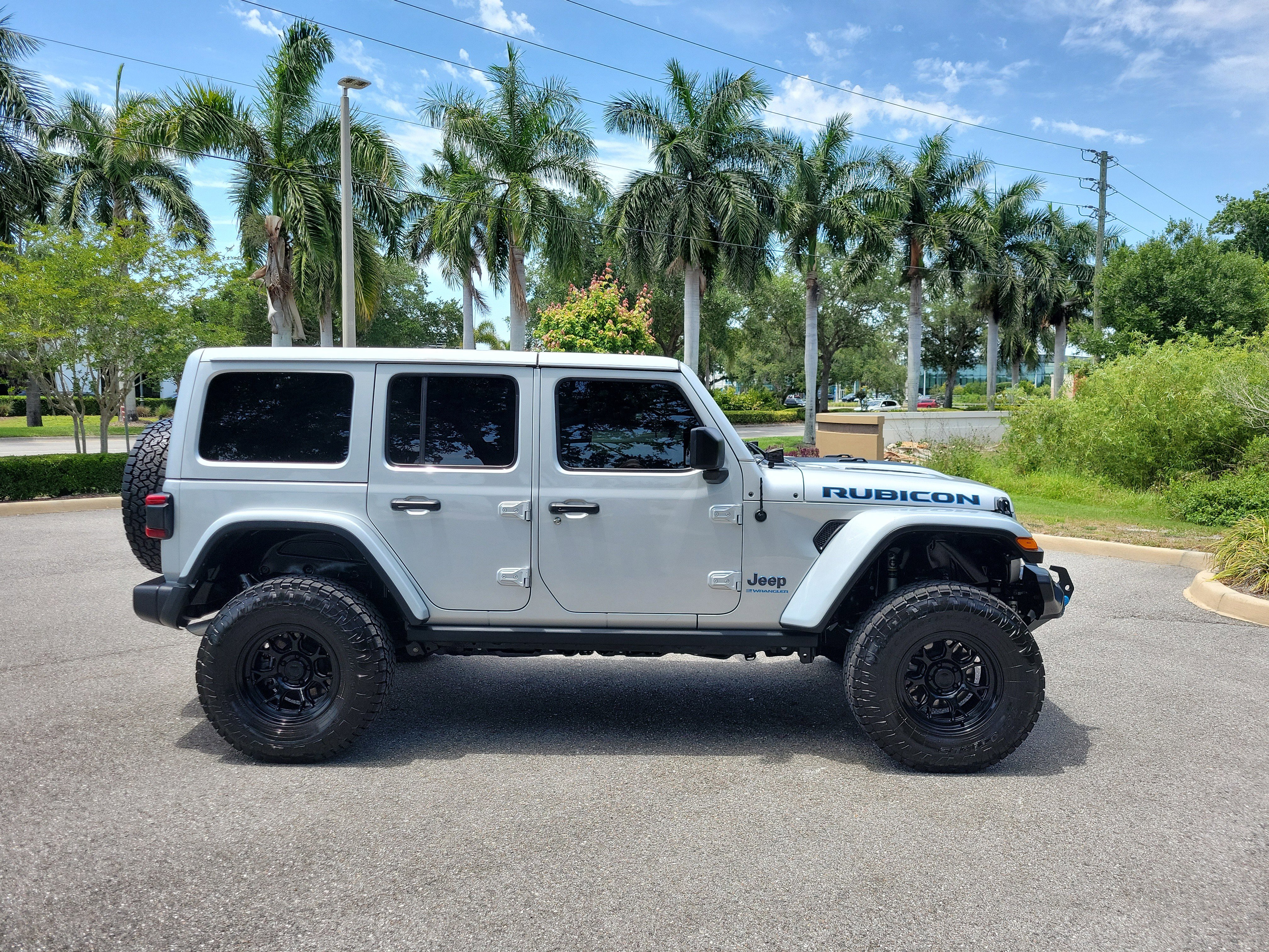 Used 2023 Jeep Wrangler Unlimited Rubicon 4xe AWD/4WD image 3