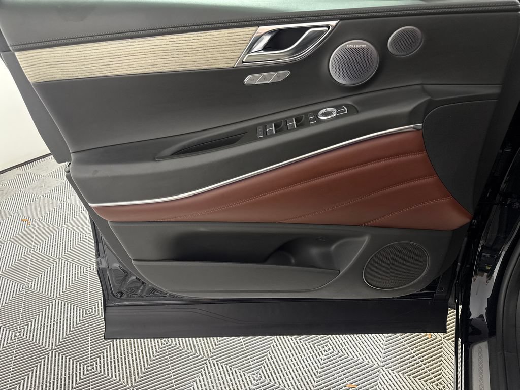 Certified 2025 Genesis GV80 3.5T Prestige AWD/4WD image 11