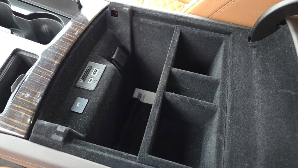 Used 2022 Cadillac Escalade ESV Premium Luxury image 42