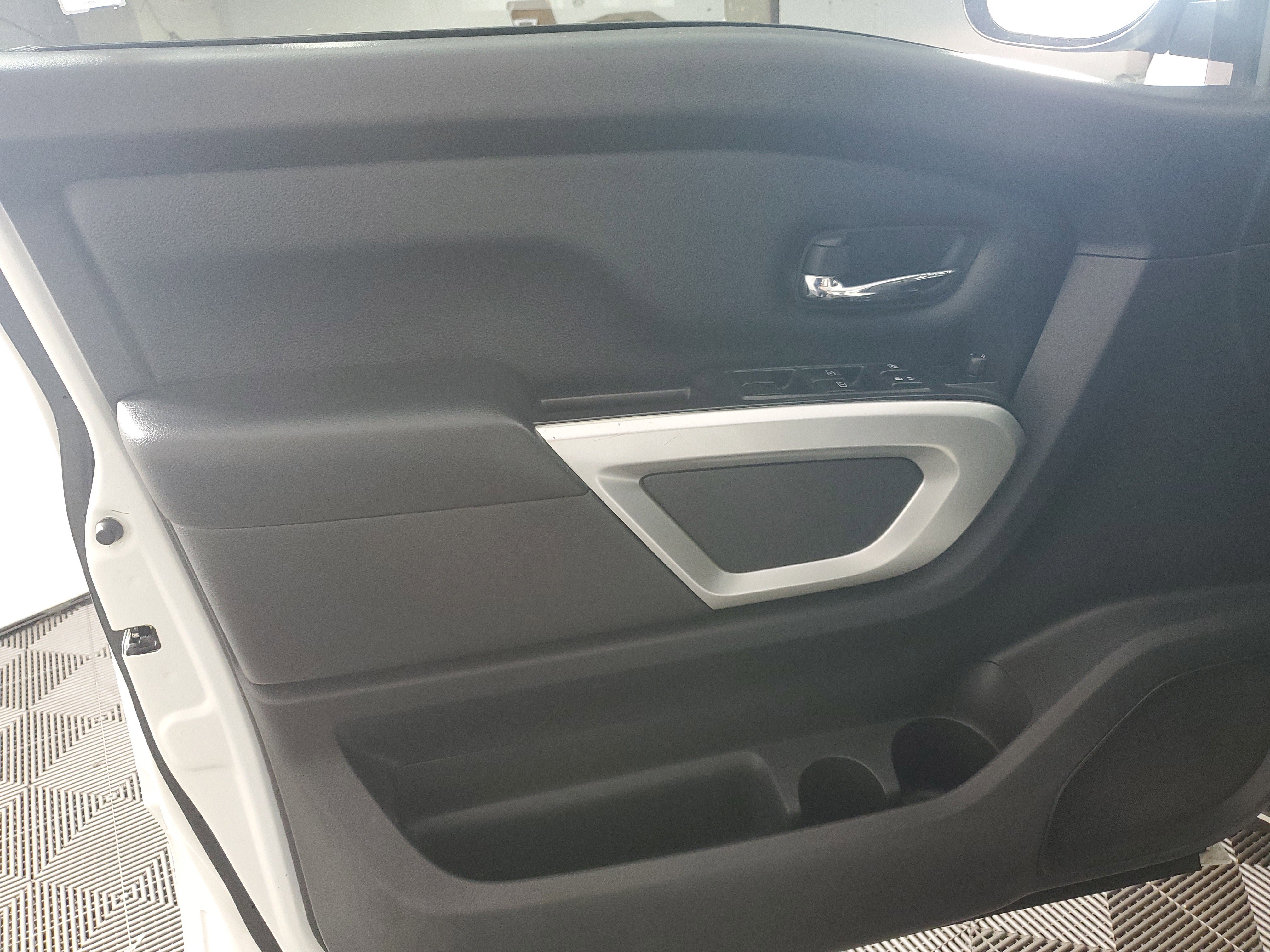 Used 2021 Nissan Titan SV w/ SV Convenience Package image 24