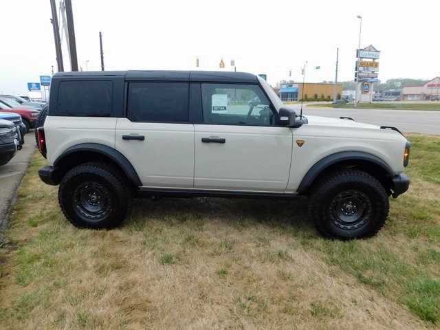 New 2025 Ford Bronco Badlands image 2