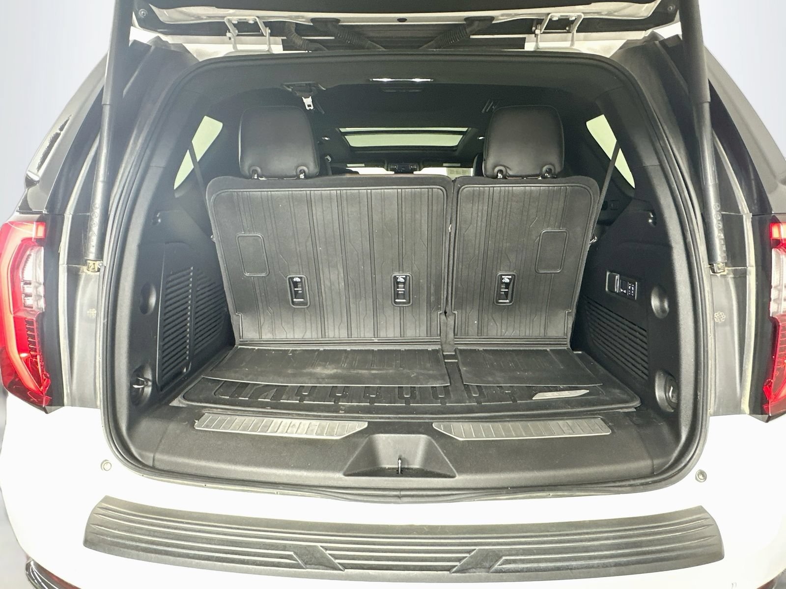 Used 2025 GMC Yukon Denali Ultimate w/ LPO, Floor Liner Package AWD/4WD image 30