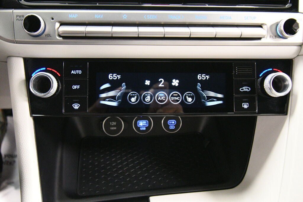 Used 2025 Genesis G70 2.5T AWD/4WD image 17