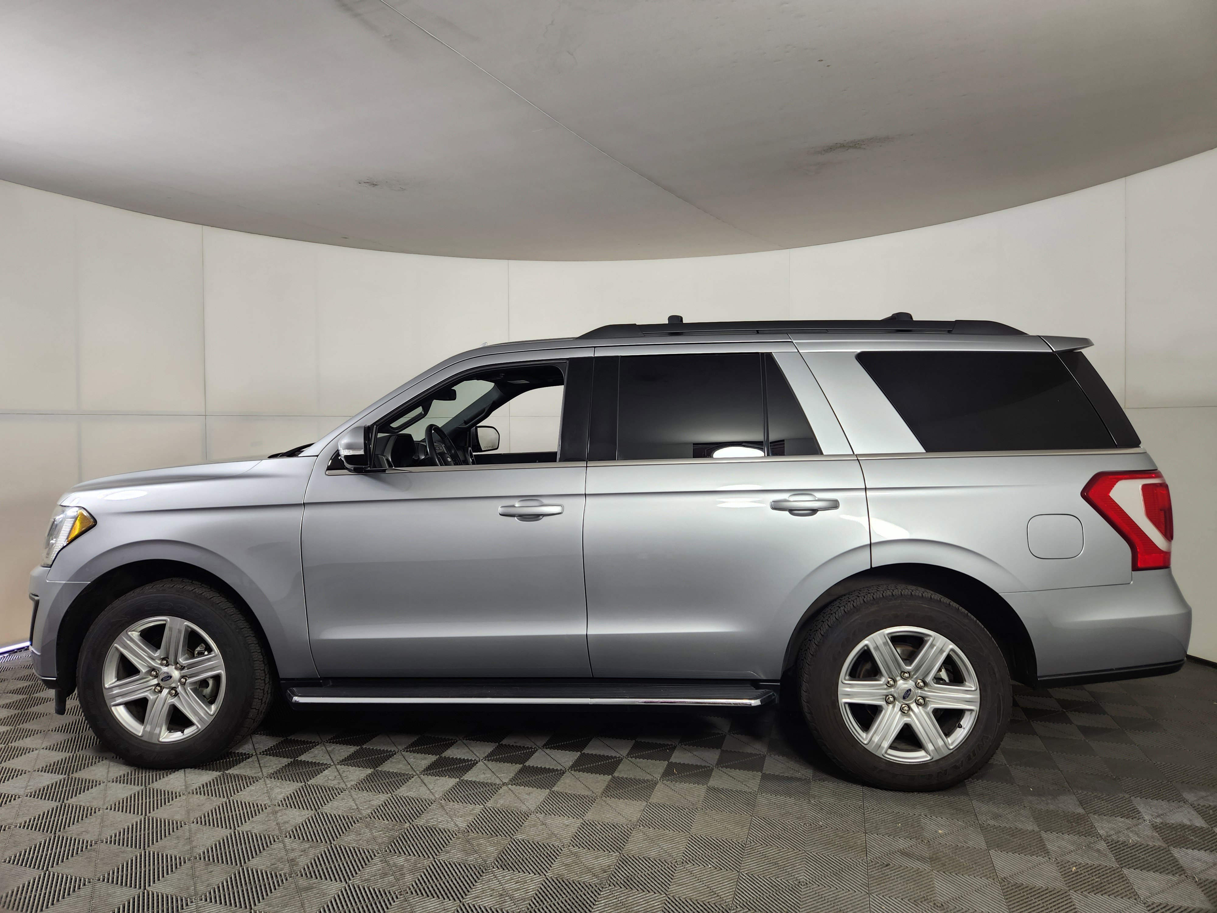 Used 2020 Ford Expedition XLT w/ Equipment Group 202A AWD/4WD image 4
