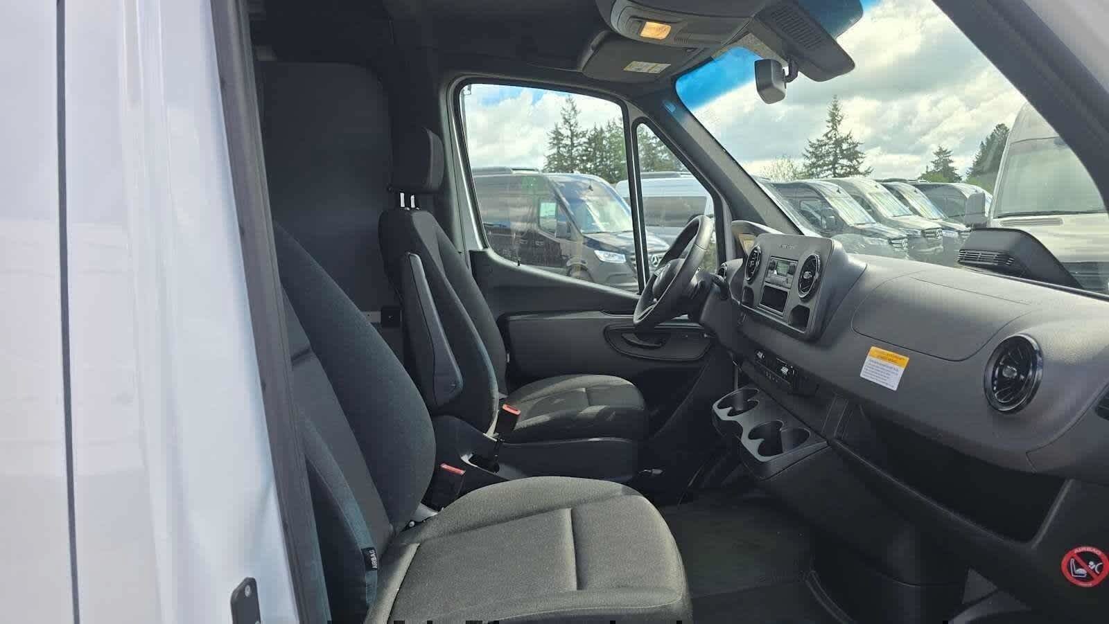 Used 2025 Mercedes-Benz Sprinter 2500 image 10