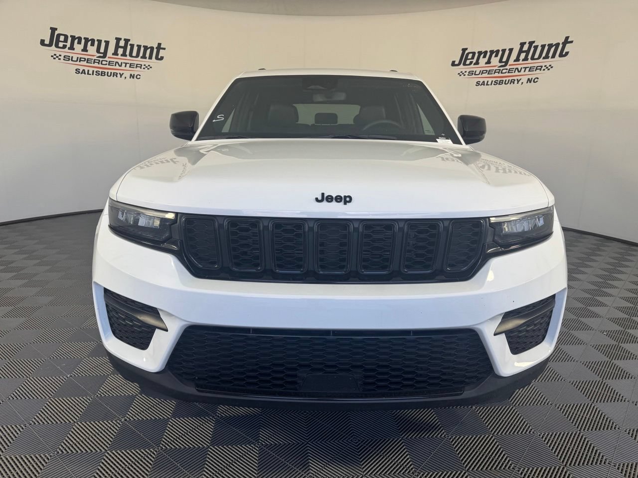 Used 2023 Jeep Grand Cherokee Altitude AWD/4WD image 5