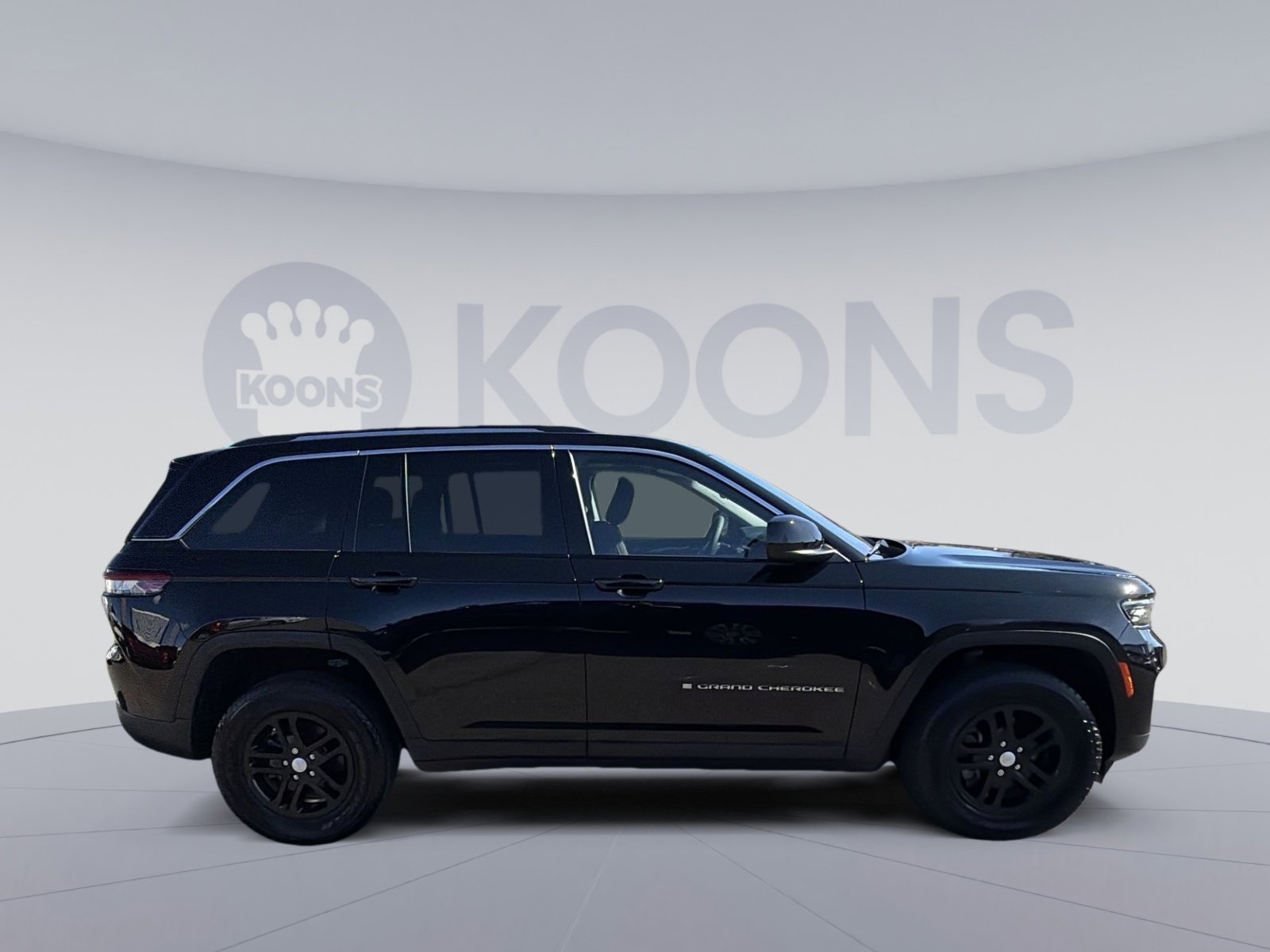 Used 2023 Jeep Grand Cherokee Laredo w/ Luxury Tech Group I image 8