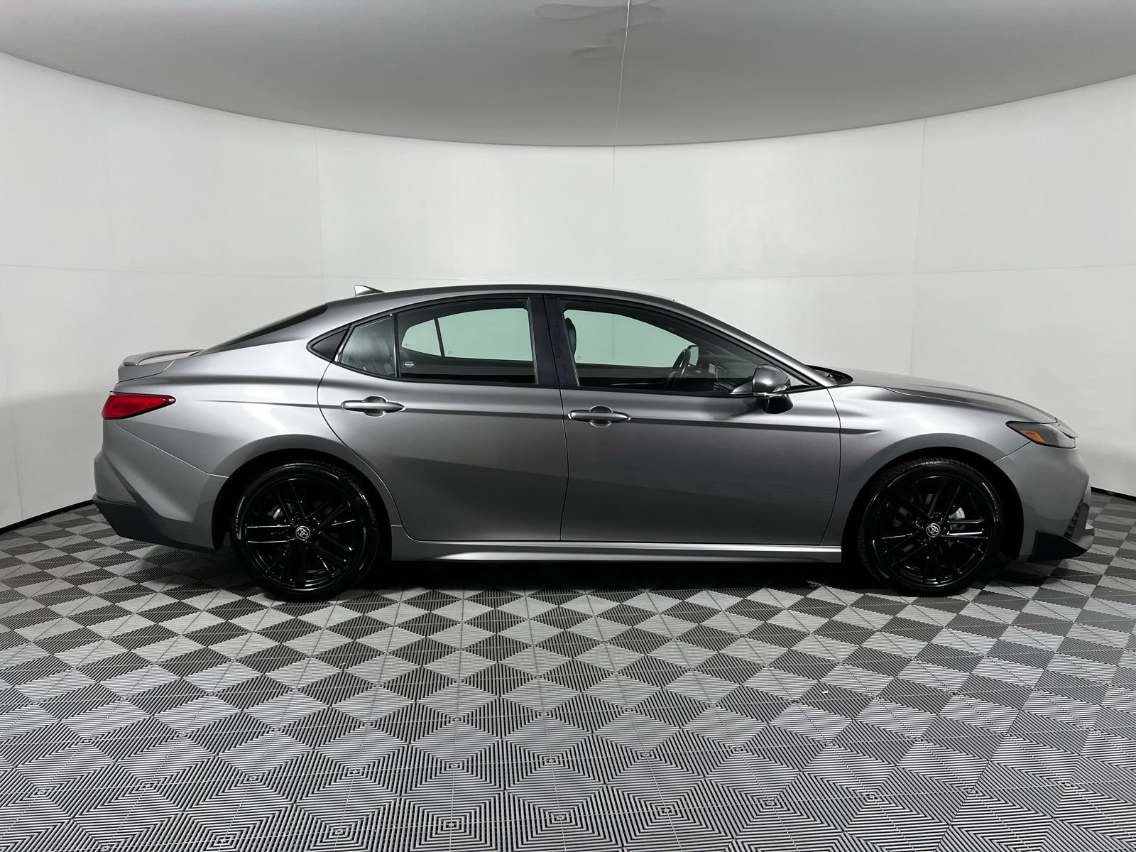 Used 2025 Toyota Camry SE image 4