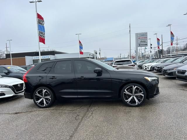 Used 2022 Volvo XC60 T8 R-Design w/ Advanced Package image 2