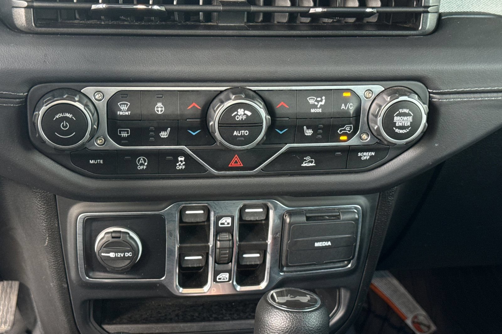 Used 2025 Jeep Wrangler Unlimited Sahara AWD/4WD image 21