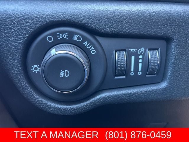 New 2026 Chrysler Pacifica Select FWD image 26