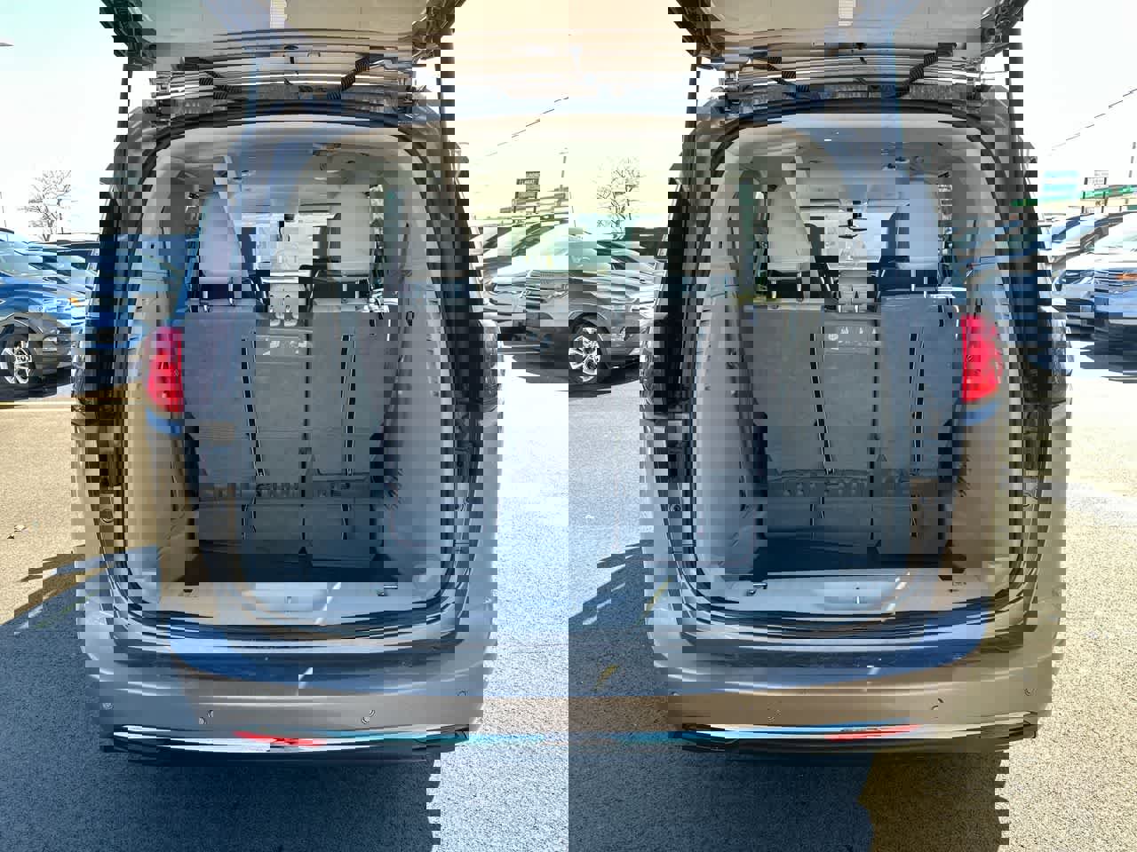 Used 2018 Chrysler Pacifica Touring-L image 37