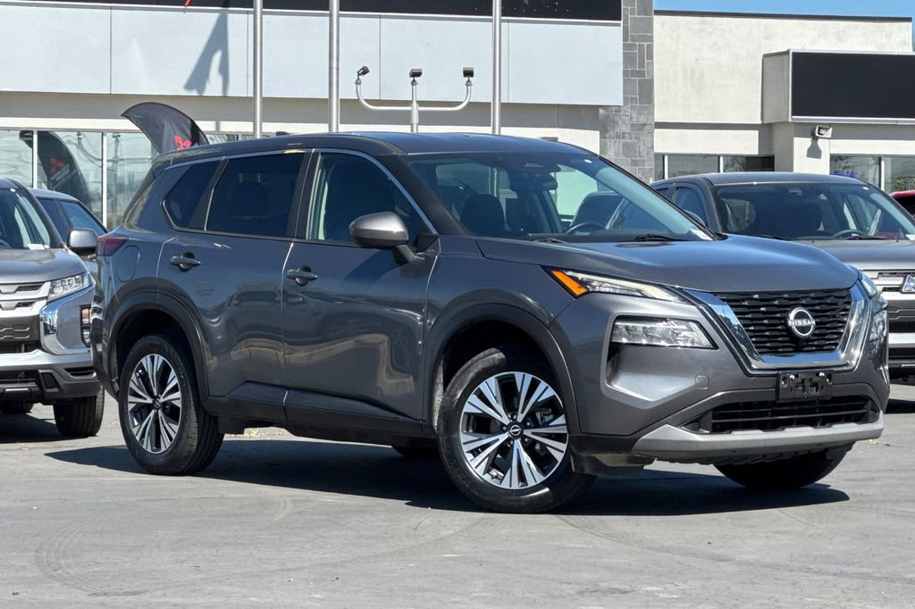 Used 2023 Nissan Rogue SV image 2