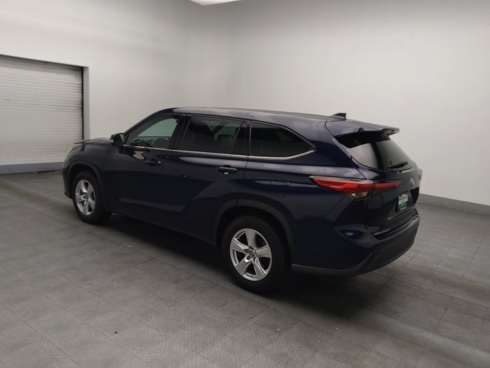 Used 2021 Toyota Highlander LE FWD image 3