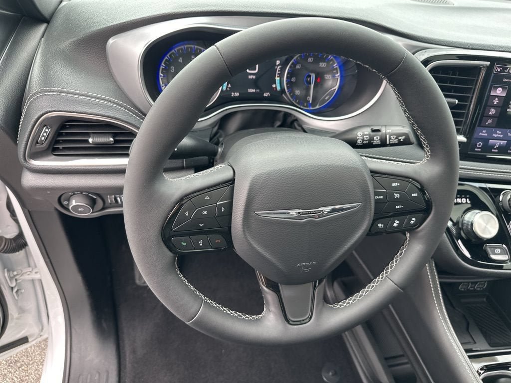 Used 2025 Chrysler Pacifica Limited FWD image 13