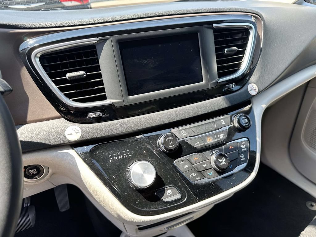 Used 2022 Chrysler Voyager LX FWD image 13