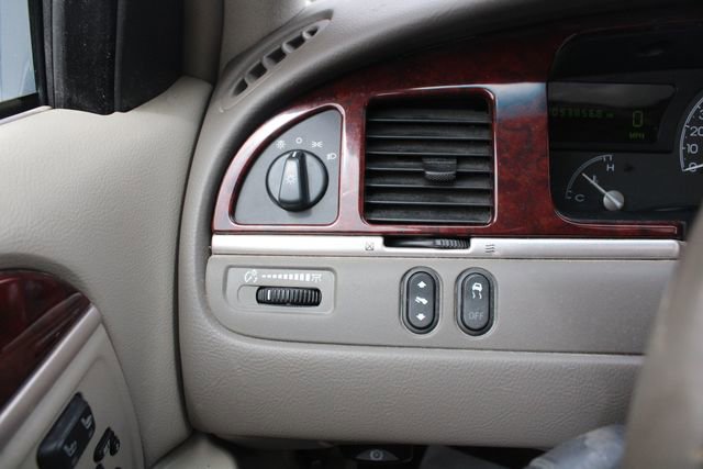 Used 2003 Lincoln Town Car Signature image 6