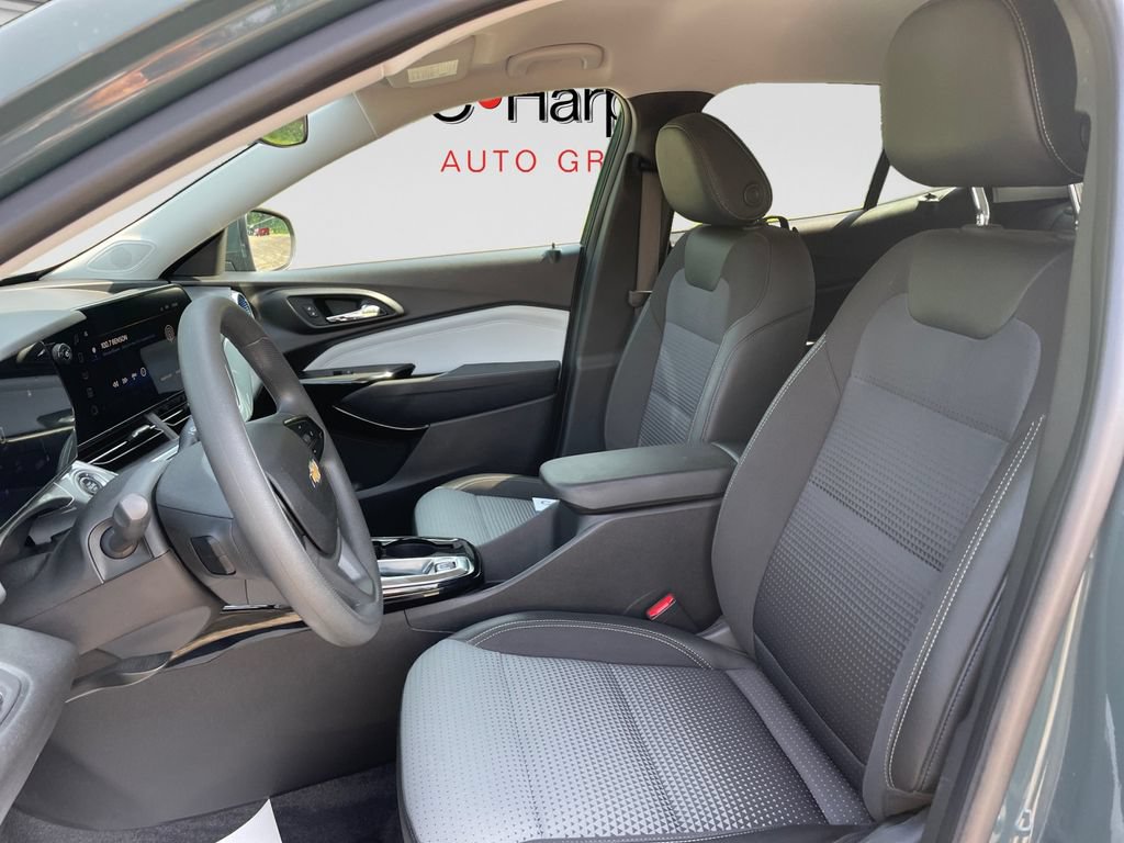 Used 2025 Chevrolet Trax LT FWD image 30