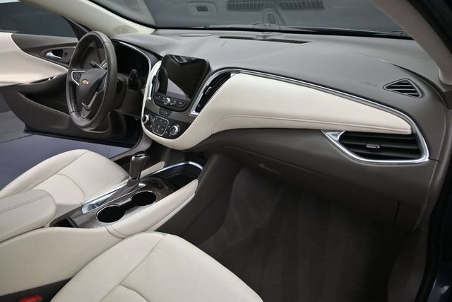 Used 2020 Chevrolet Malibu LT w/ Leather Package FWD image 10