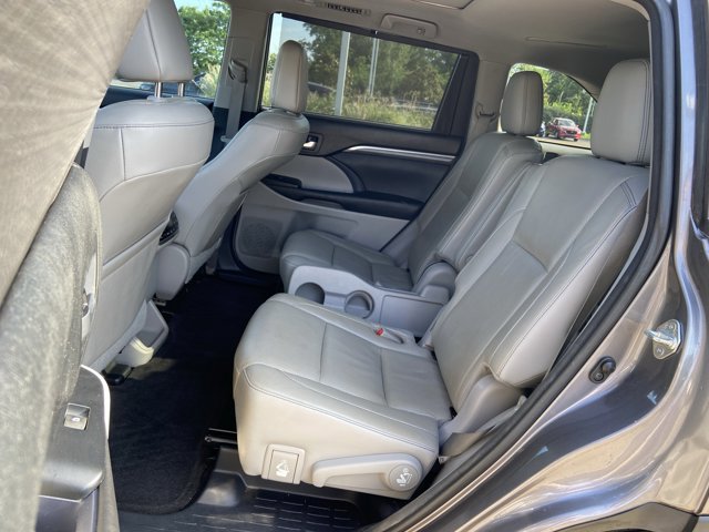 Used 2017 Toyota Highlander Limited Platinum AWD/4WD image 16