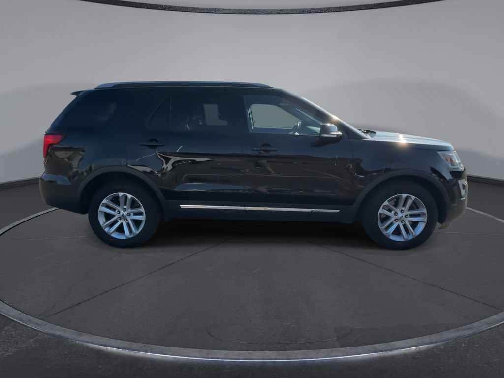 Used 2016 Ford Explorer XLT w/ Equipment Group 202A FWD image 9