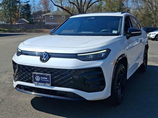 Certified 2025 Volkswagen Tiguan SE R-Line AWD/4WD image 4
