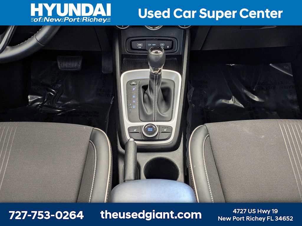 Used 2023 Hyundai Venue Limited image 19