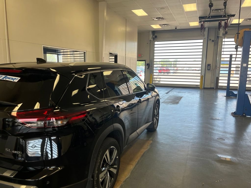 Used 2025 Nissan Rogue SL AWD/4WD image 8