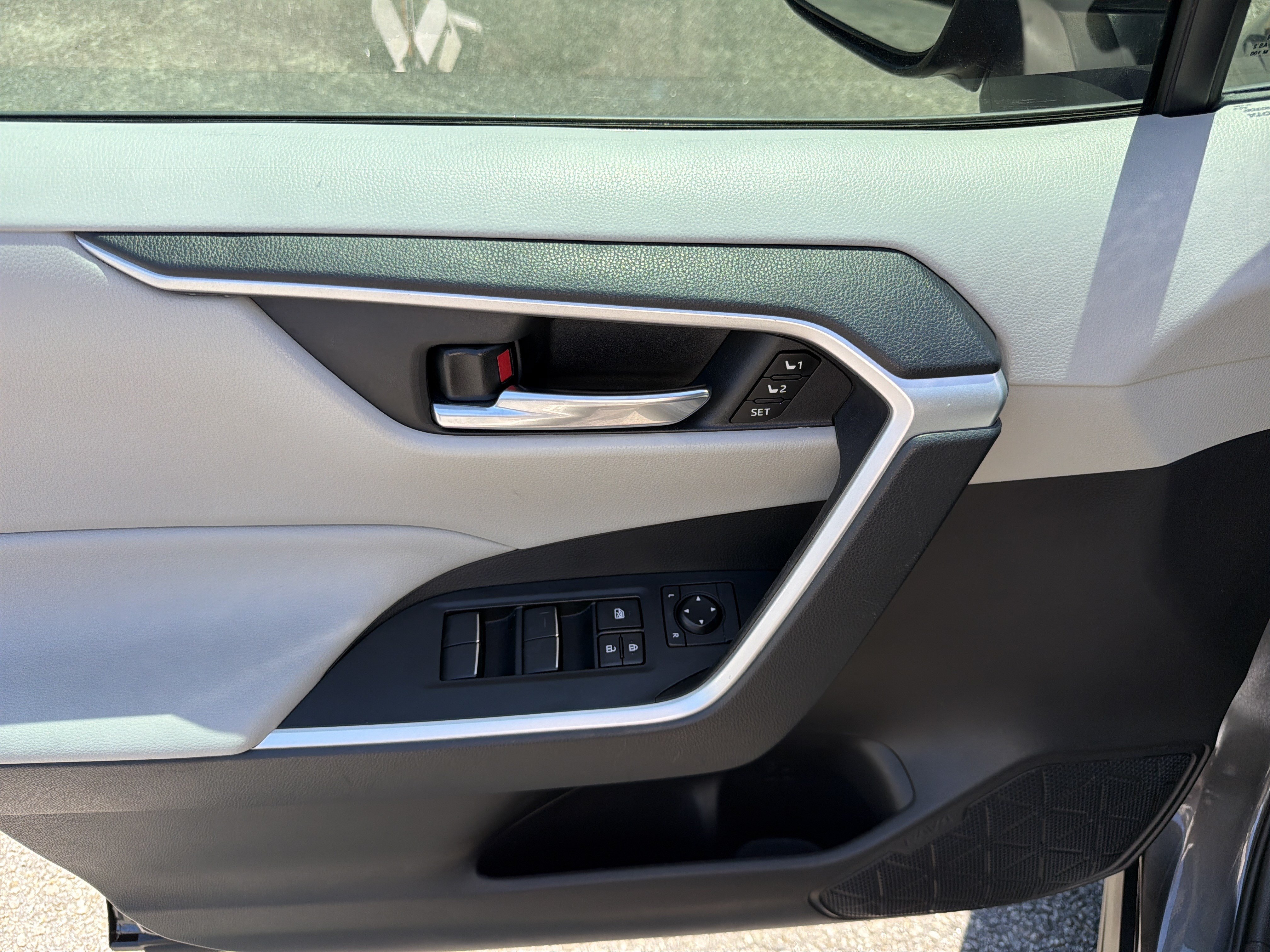 Used 2020 Toyota RAV4 XLE Premium FWD image 18
