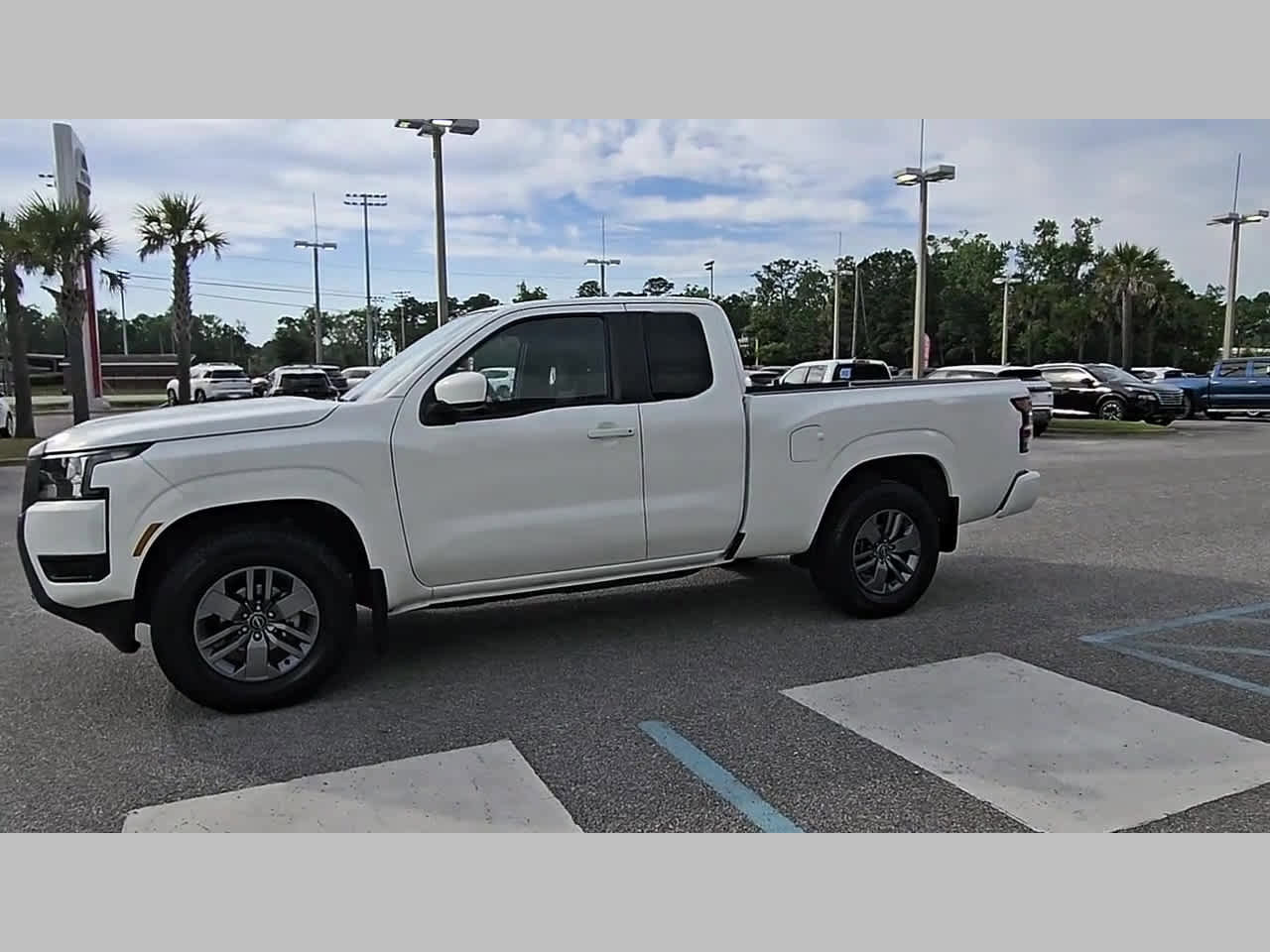 Used 2025 Nissan Frontier SV image 24