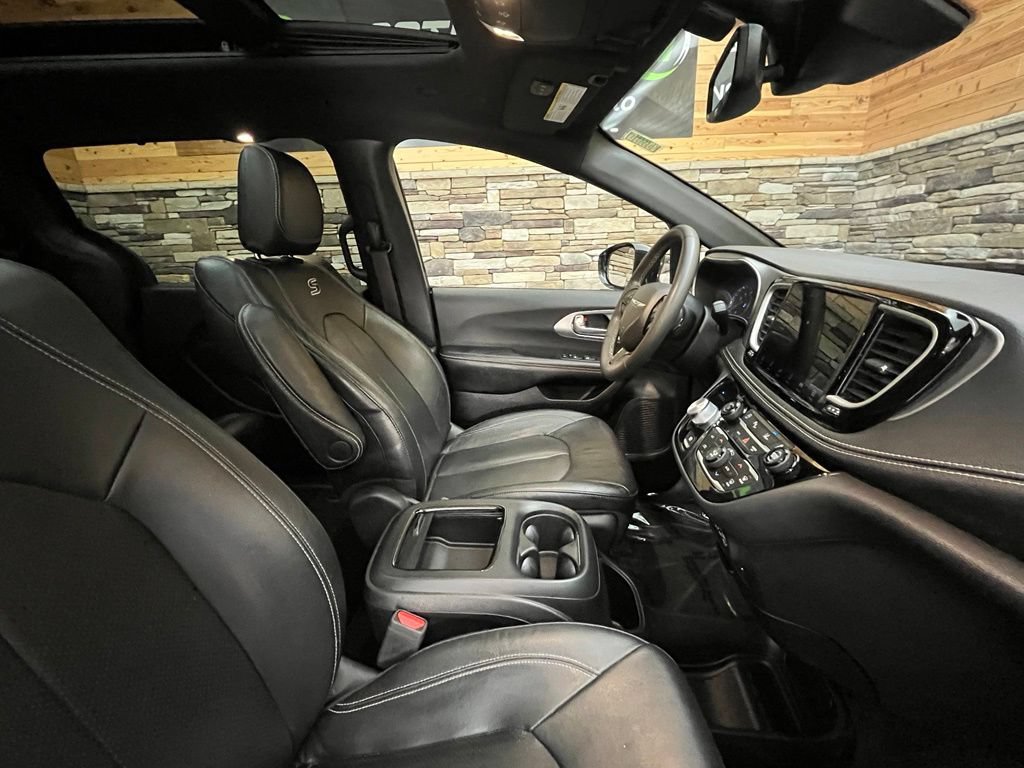 Used 2022 Chrysler Pacifica Touring-L w/ S Appearance Package AWD/4WD image 25