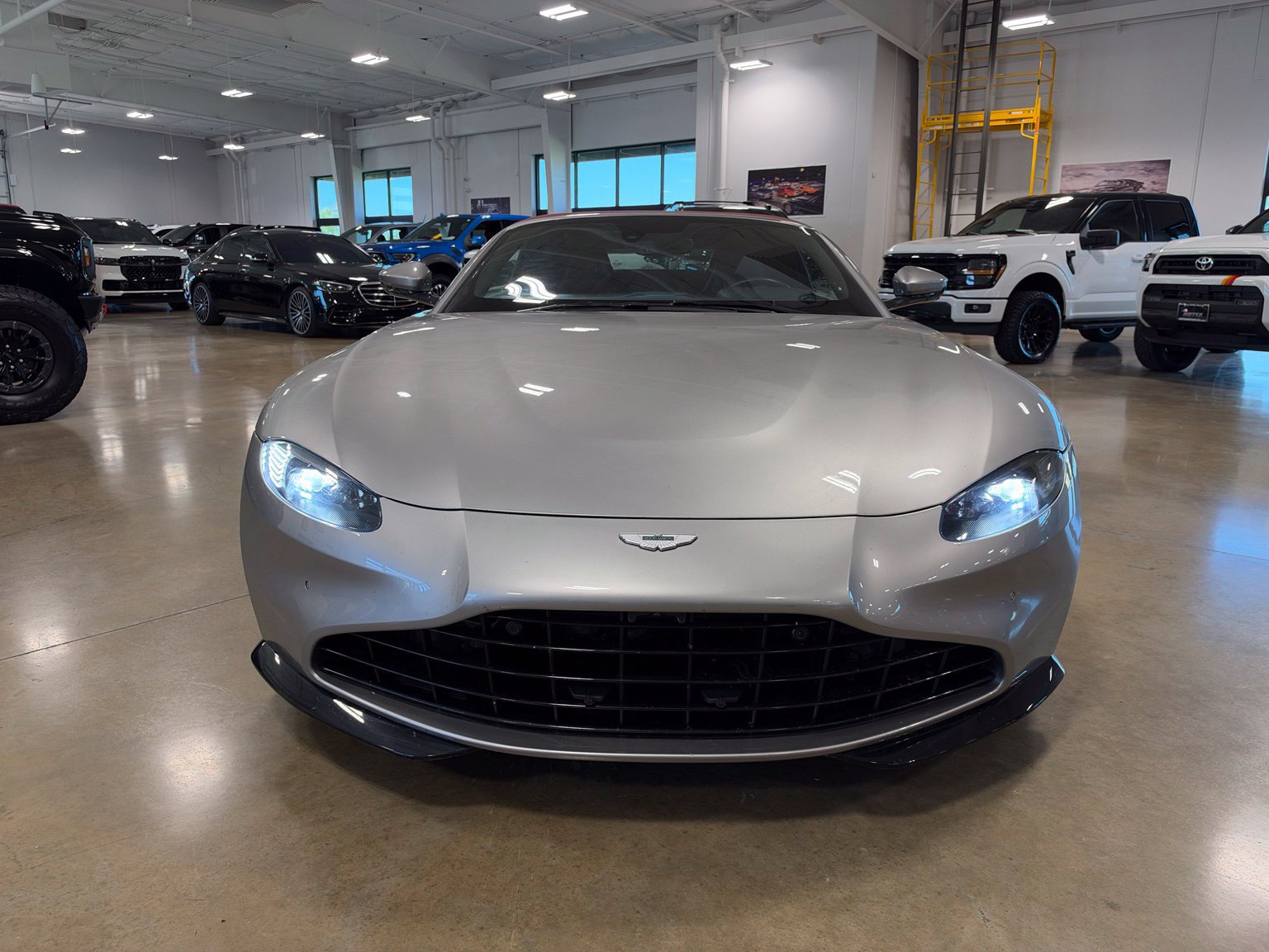 Used 2021 Aston Martin V8 Vantage Roadster RWD image 5