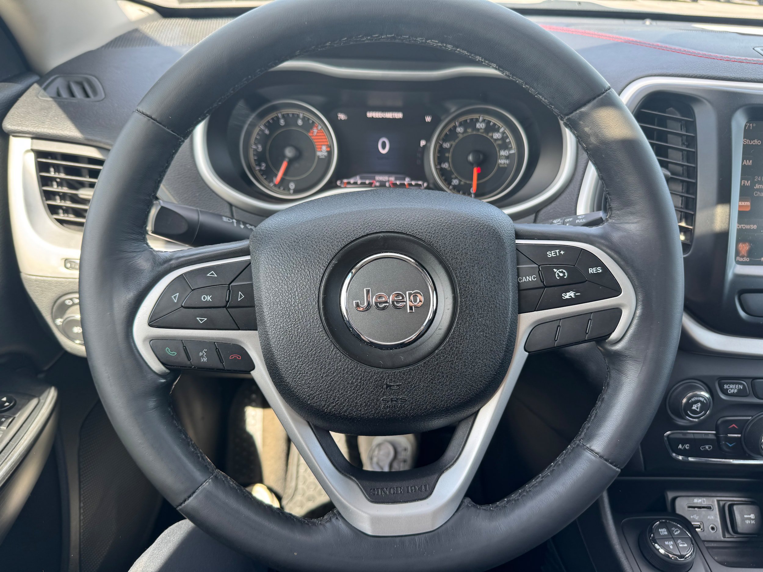 Used 2016 Jeep Cherokee Trailhawk w/ Comfort/Convenience Group AWD/4WD image 12