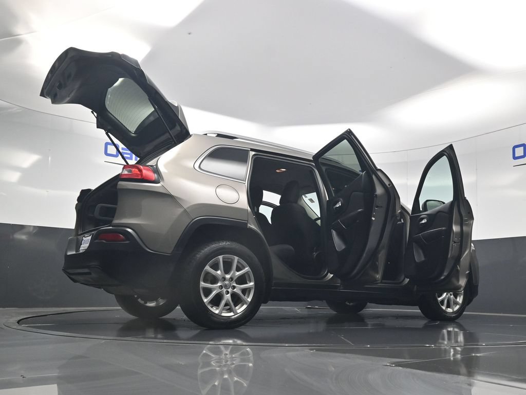 Used 2017 Jeep Cherokee Latitude w/ Cold Weather Group FWD image 56