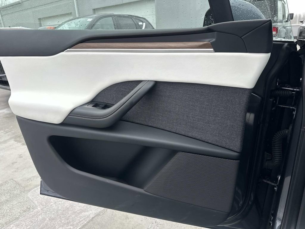 Used 2023 Tesla Model X image 21