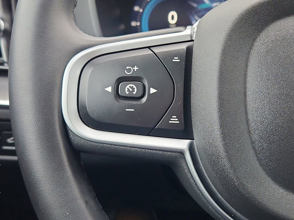 Used 2025 Volvo XC60 B5 Core image 27