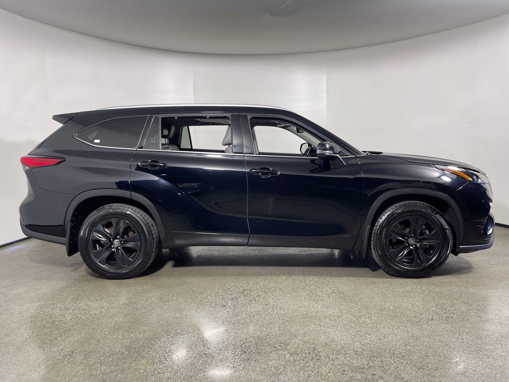 Used 2022 Toyota Highlander XLE AWD/4WD image 2