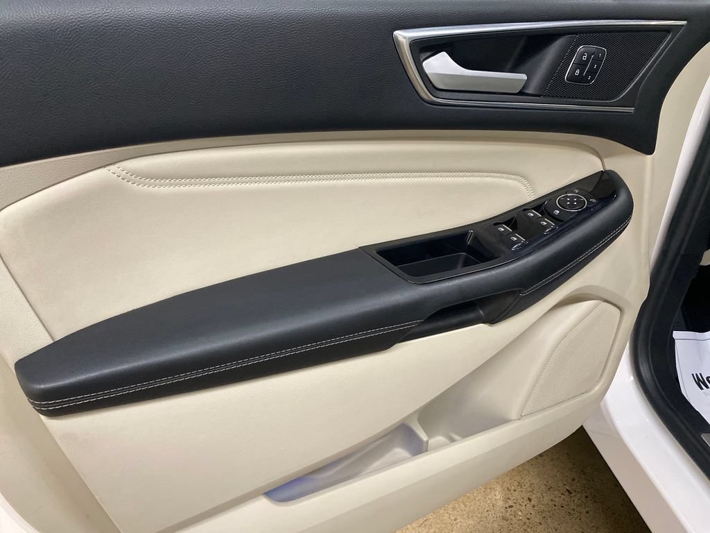 Used 2017 Ford Edge Titanium w/ Equipment Group 301A AWD/4WD image 9