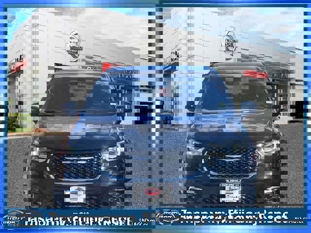 Used 2025 Chrysler Pacifica Select image 2