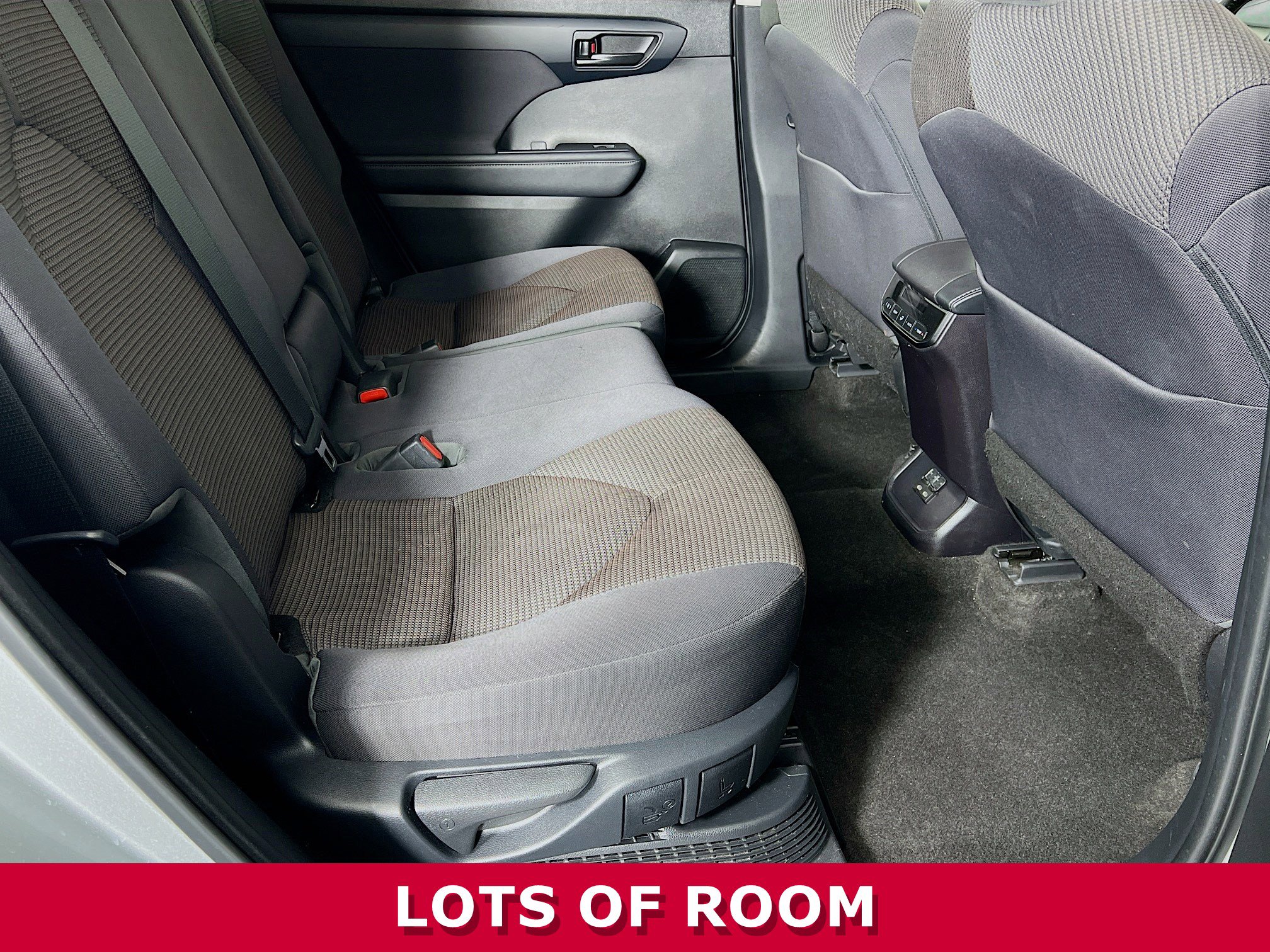 Used 2023 Toyota Highlander LE image 23