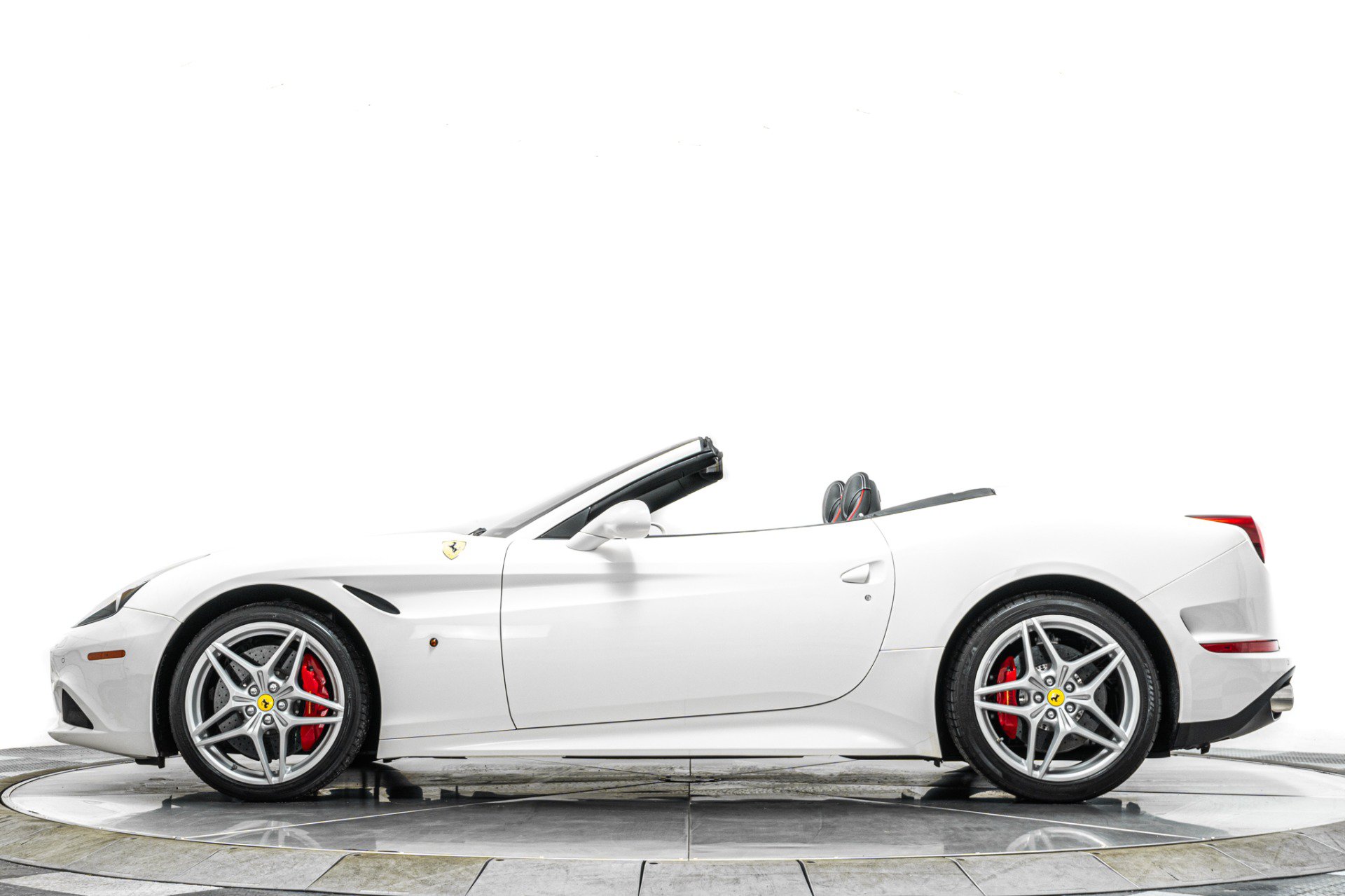 Used 2016 Ferrari California T RWD image 6