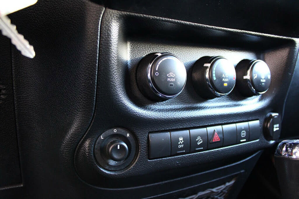 Used 2011 Jeep Wrangler Sahara w/ Connectivity Group AWD/4WD image 48