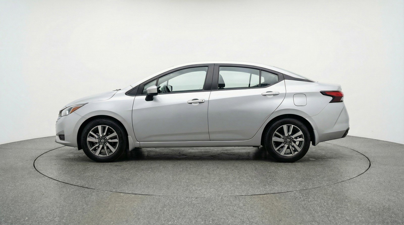 Used 2025 Nissan Versa SV image 5