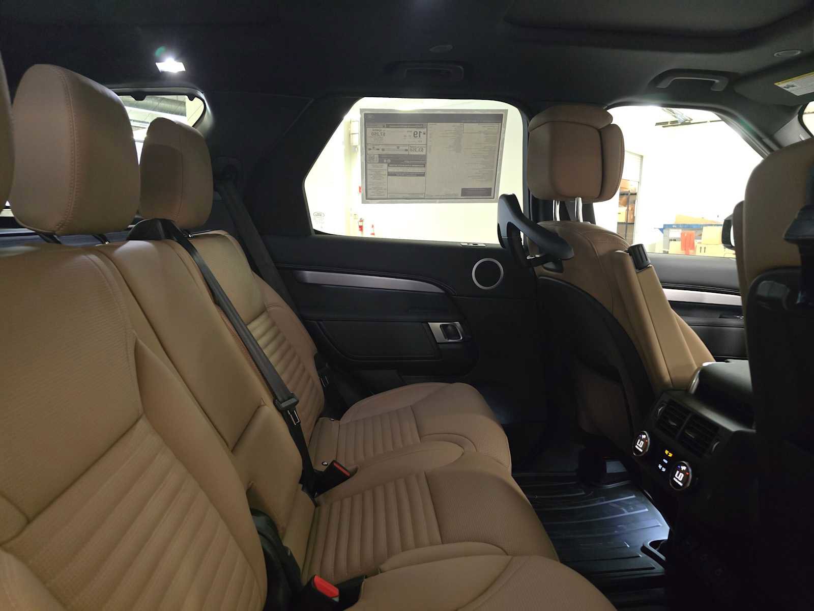 New 2025 Land Rover Discovery Dynamic SE image 12