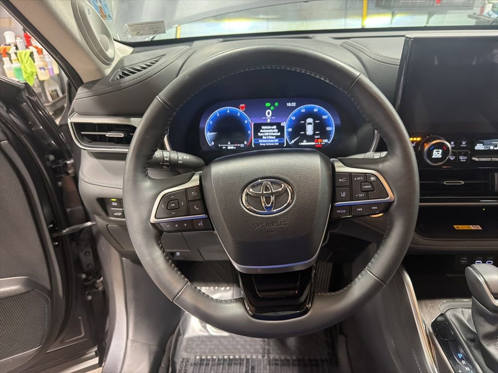 Used 2024 Toyota Highlander Platinum image 14