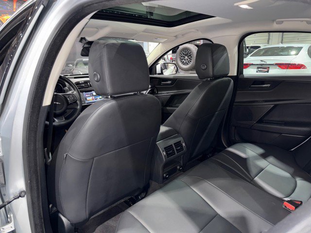 Used 2017 Jaguar XE Premium image 54