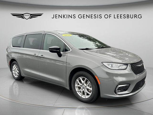 Used 2025 Chrysler Pacifica Select