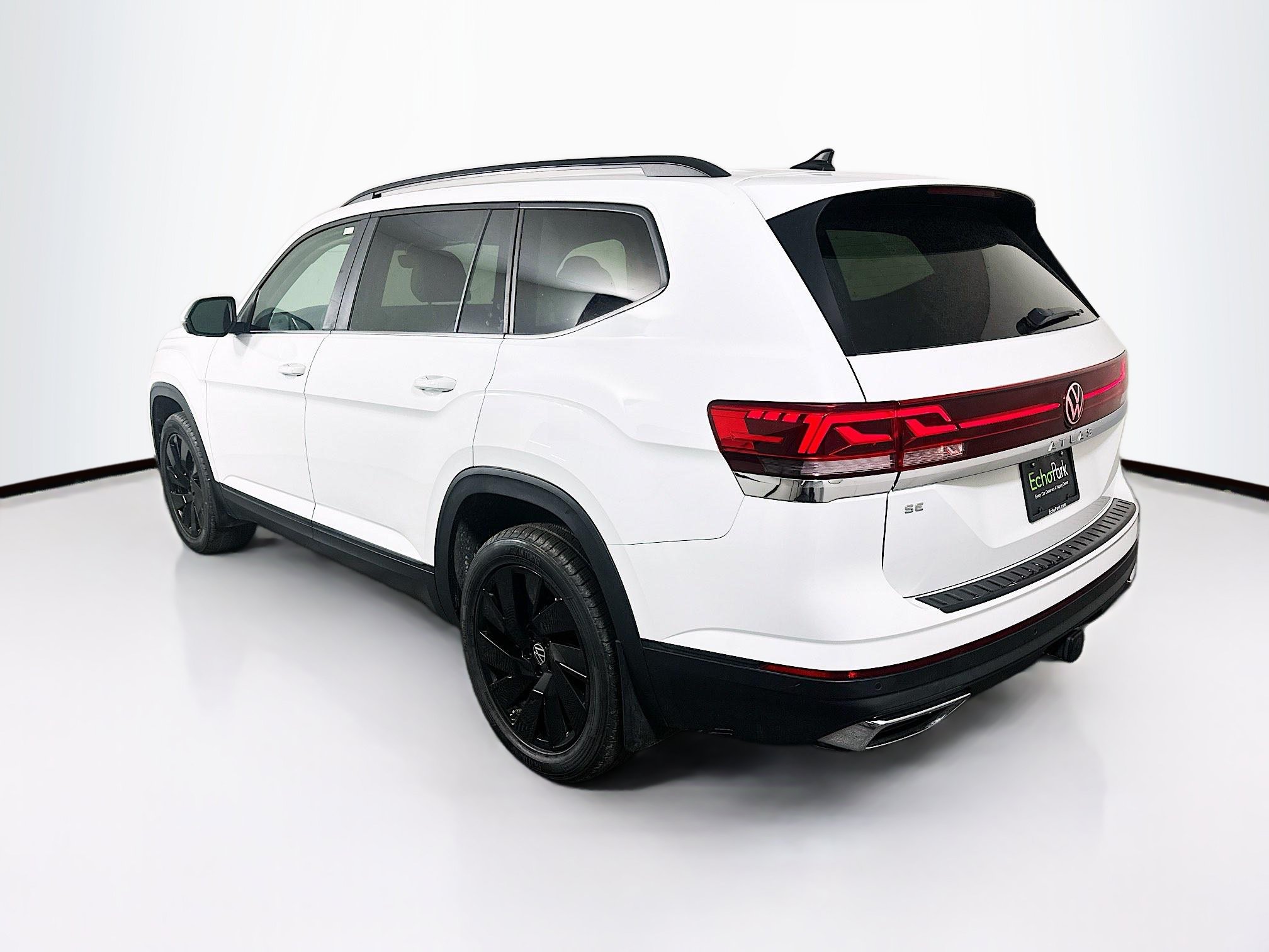 Used 2024 Volkswagen Atlas SE w/ Black Wheel Package FWD image 5