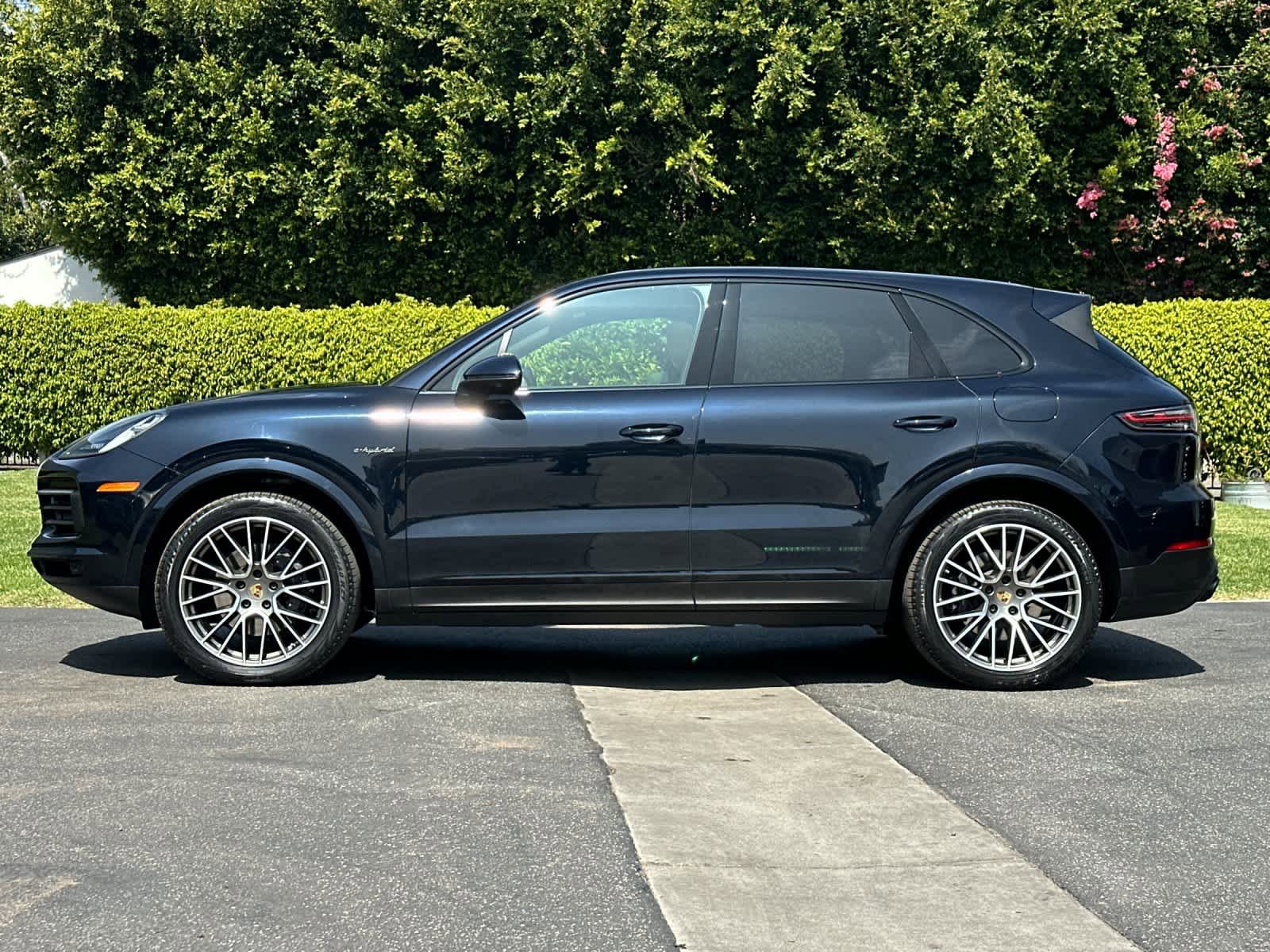 Used 2023 Porsche Cayenne AWD/4WD image 2