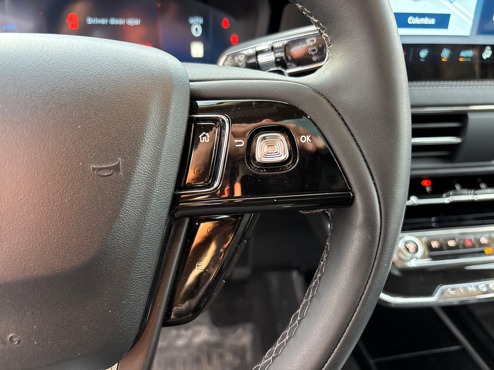 Used 2025 Lincoln Corsair AWD w/ Equipment Group 101A image 18